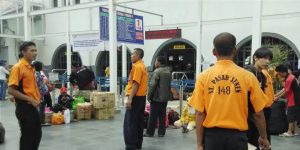 Senyum Porter Stasiun Pasar Senen