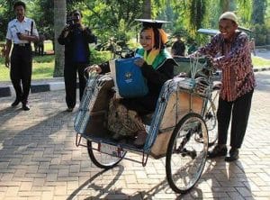 Becak dan Doa Sang Ayah Mengantar Raeni