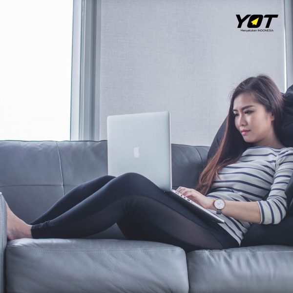 Gak Selalu Menyebalkan, Inilah 5 Manfaat Work From Home! young on top