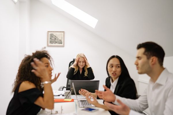 cara mengatasi keributan di kantor